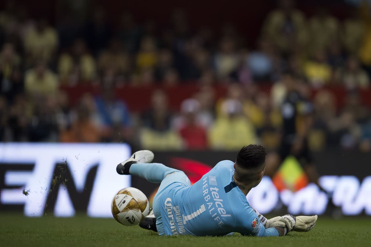 Dos errores de Alfredo Saldívar dejan a los Pumas contra las redes ya que el América se separa 3-1 en el marcador.
