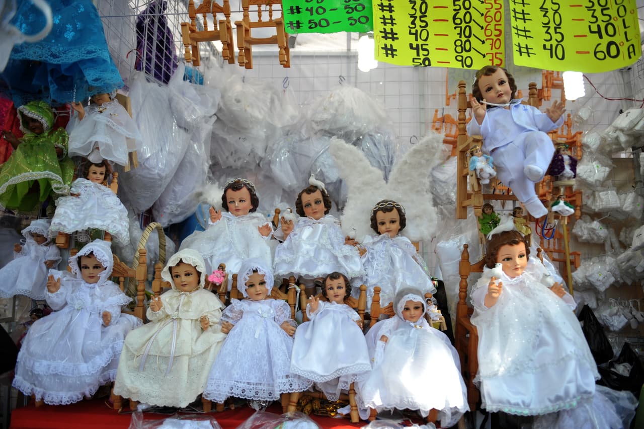 Si no lo visten como un santo, simplemente lo pueden decorar con un ropón blanco u otro tipo de vestimenta formal, hecha especialmente para los muñecos, y así van a bendecirlos. Muchas veces, estos niños Dios se quedan en una silla o un sitio especial a la espera de un nuevo ciclo.