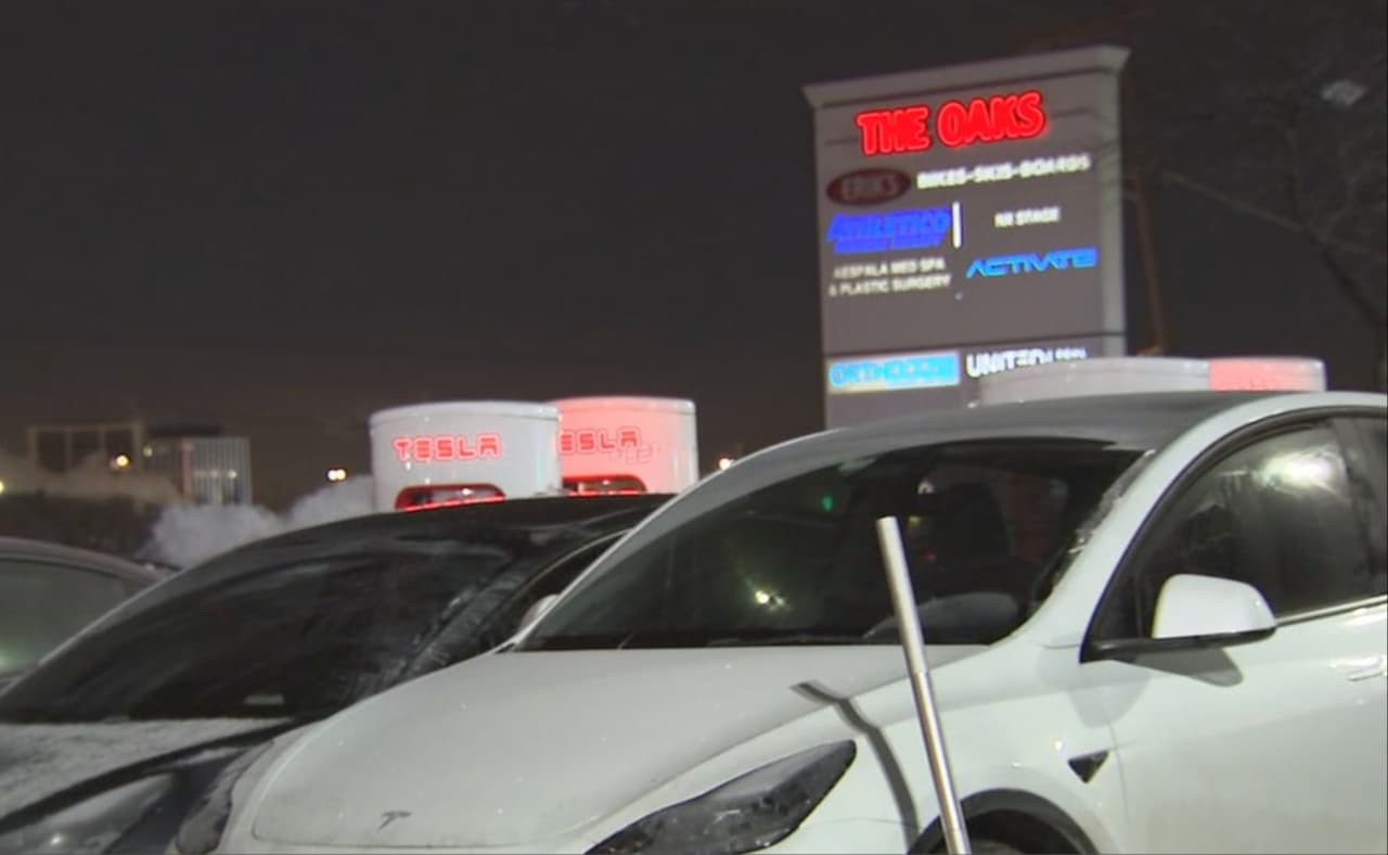 Docenas de automóviles eléctricos varados esperando por conseguir carga se hizo viral. Algunos usuarios de redes sociales compartieron cómo batallan para que sus Tesla puedan tener energía.