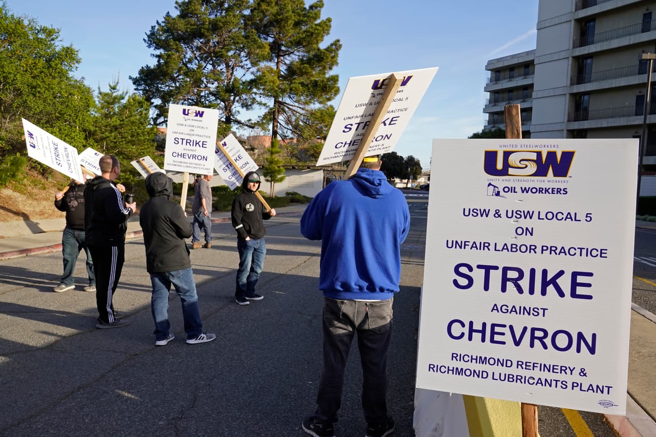La compañía dijo que
<b>las operaciones de la refinería continuarán a pesar de la huelga</b> y no anticipa ningún problema en la cadena de suministro.
<br>