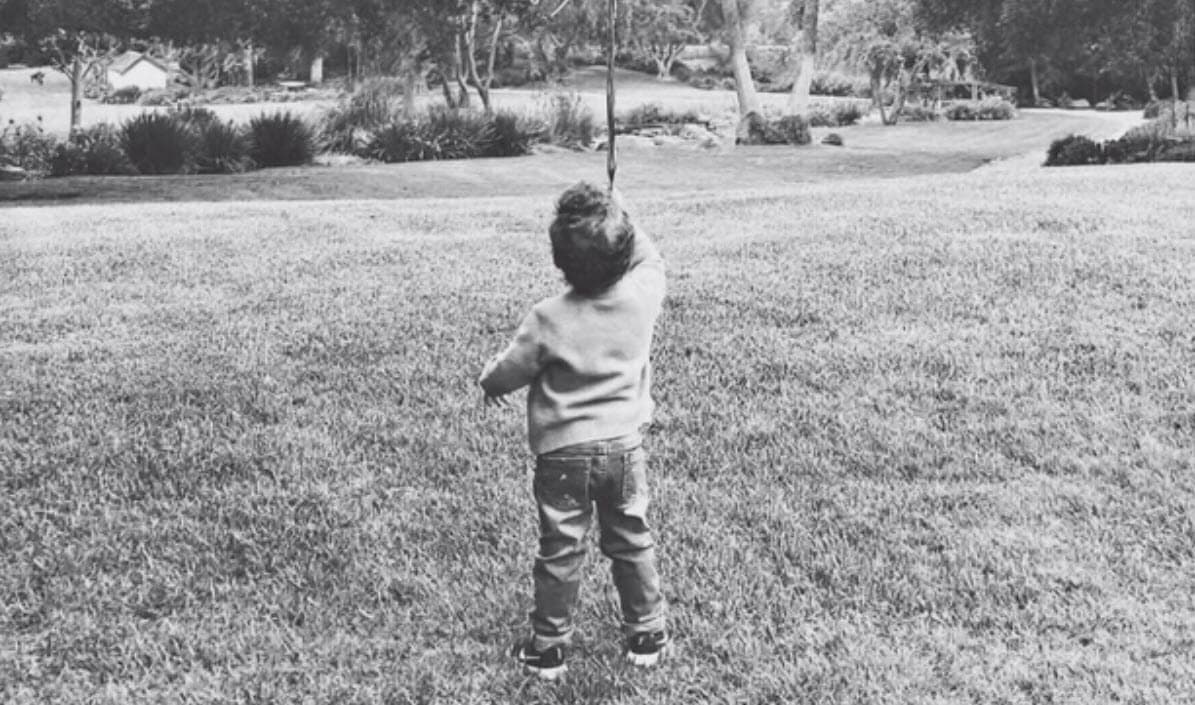 La imagen muestra al hijo de los duques de espaldas y sosteniendo unos globos. La foto habría sido tomada en su mansión. Fue su primera aparición en el año.