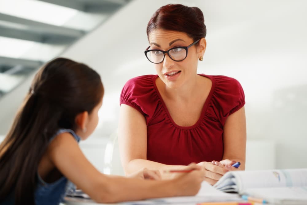 <b>Paciencia</b> 
<br>Puede ser también por lo mencionado anteriormente de la diferencia en edades, aunque también tiene que ver nuestro propio temperamento y posiblemente nuestra obstinación, en que hay momentos en los cuales perdemos la paciencia y respondemos de una manera dura o tosca a nuestra mamá. El regalo de la paciencia es uno de los mayores regalos que podemos entregarle. Pensemos en las miles de veces que quizás ella ha tenido que ser paciente contigo y ha mantenido sus labios cerrados para no herirte. 
<br>