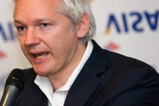 Policía británica deja de vigilar embajada donde está Julian Assange