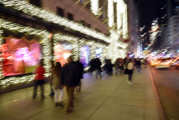 Las vitrinas navideñas de Saks FithAvenue están listas para ser admiradas por millones de visitantes. Con atuendos y accesorios lujosos que suman miles de dólares, las vitrinas se han convertido en un ícono de Nueva York. Mark Briggs, Jefe de Marketing y creativo para Saks Fifth Avenue, dijo en un comunicado que este año se han incorporado elementos nuevos , por lo que es una experiencia como ninguna otra ... una experiencia para recordar."