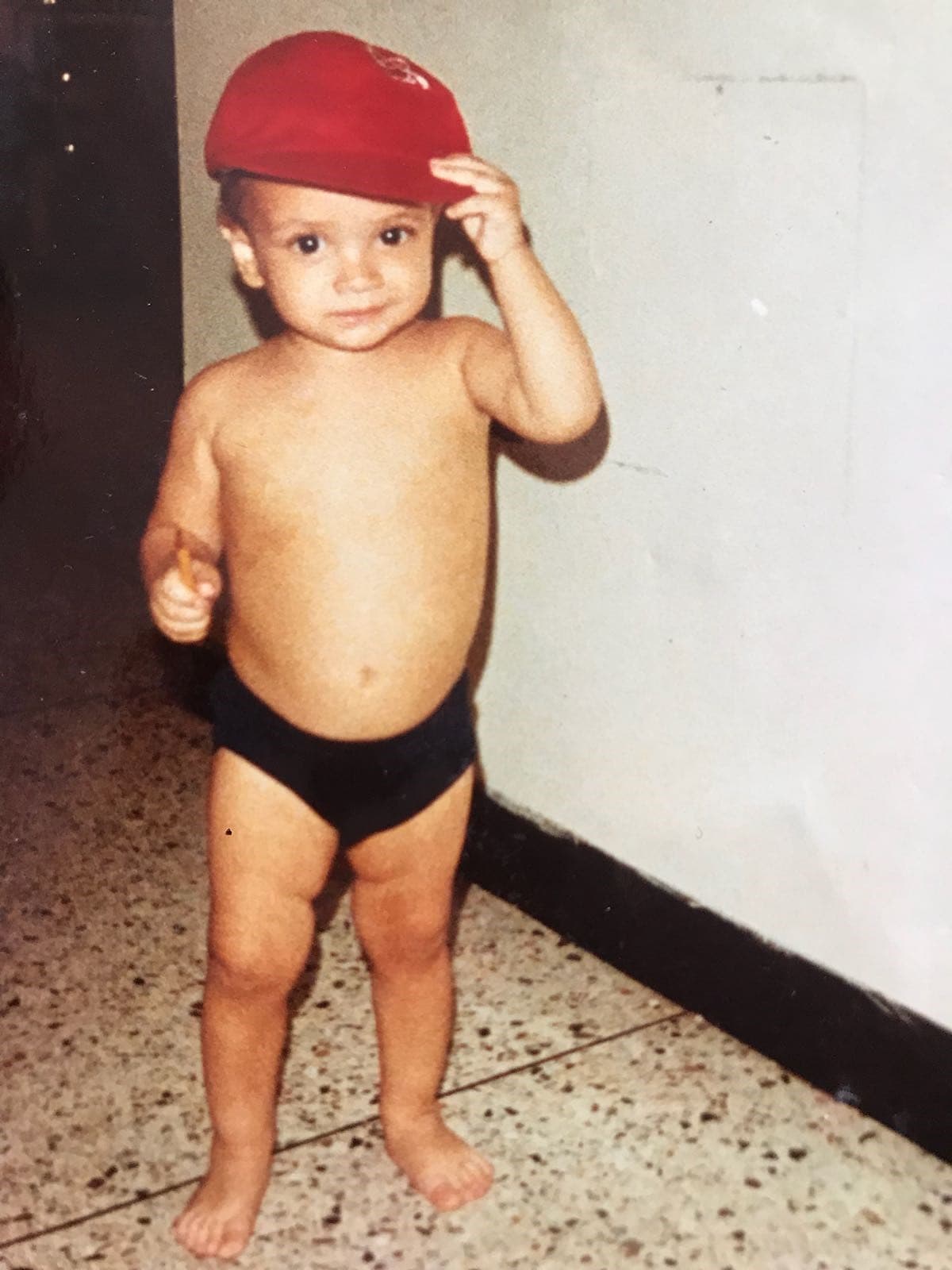 Le gusta cantar y bailar...