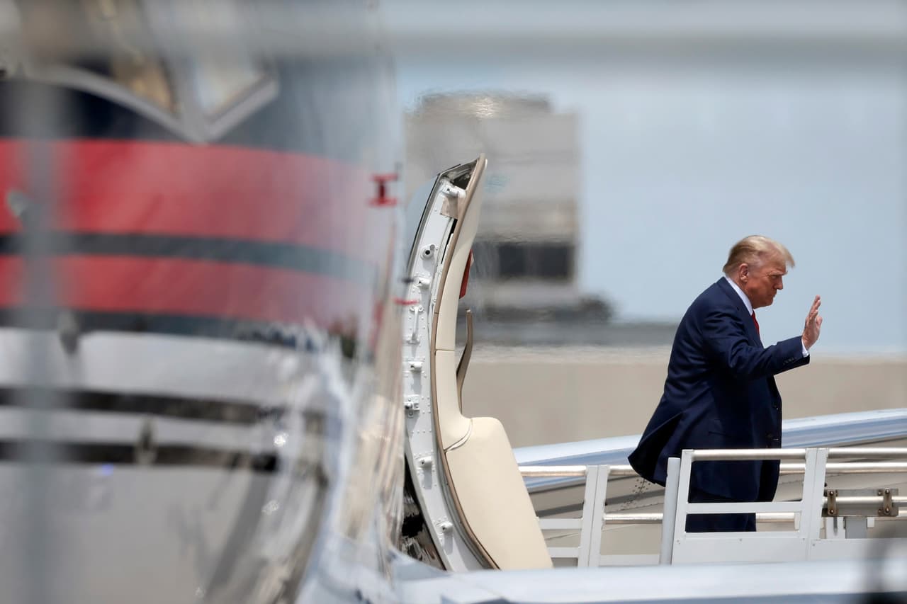 El avión del expresidente aterrizó alrededor de las 3:00 pm (ET) en el Aeropuerto Internacional de Miami, un día antes de su comparecencia crucial ante el tribunal.
