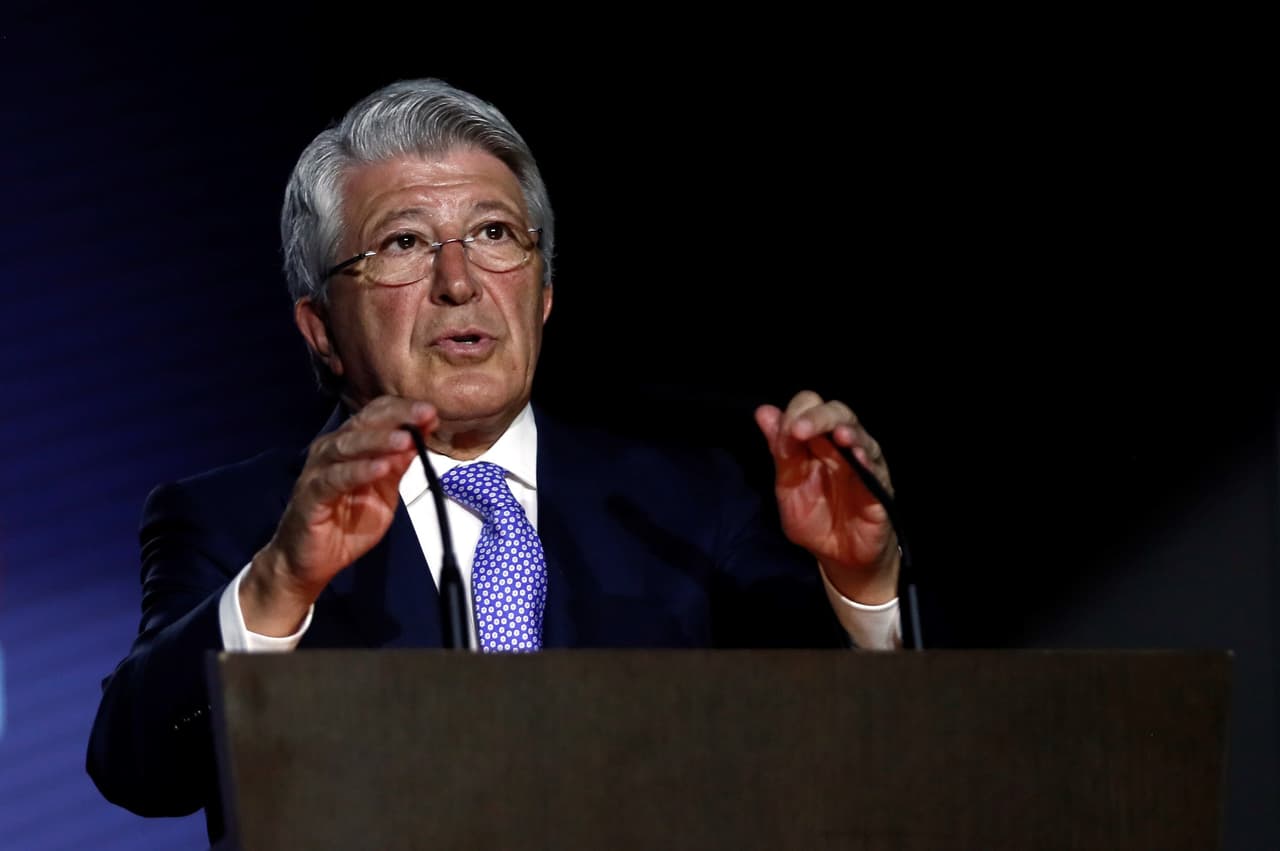 La ceremonia estuvo presididad por Enrique Cerezo, presidente del club Colchonero, quien le dio la bienvenida a HH y finalizó con un emotivo "¡Viva México!" tras destacar a quienes ya han vestido esa camiseta.