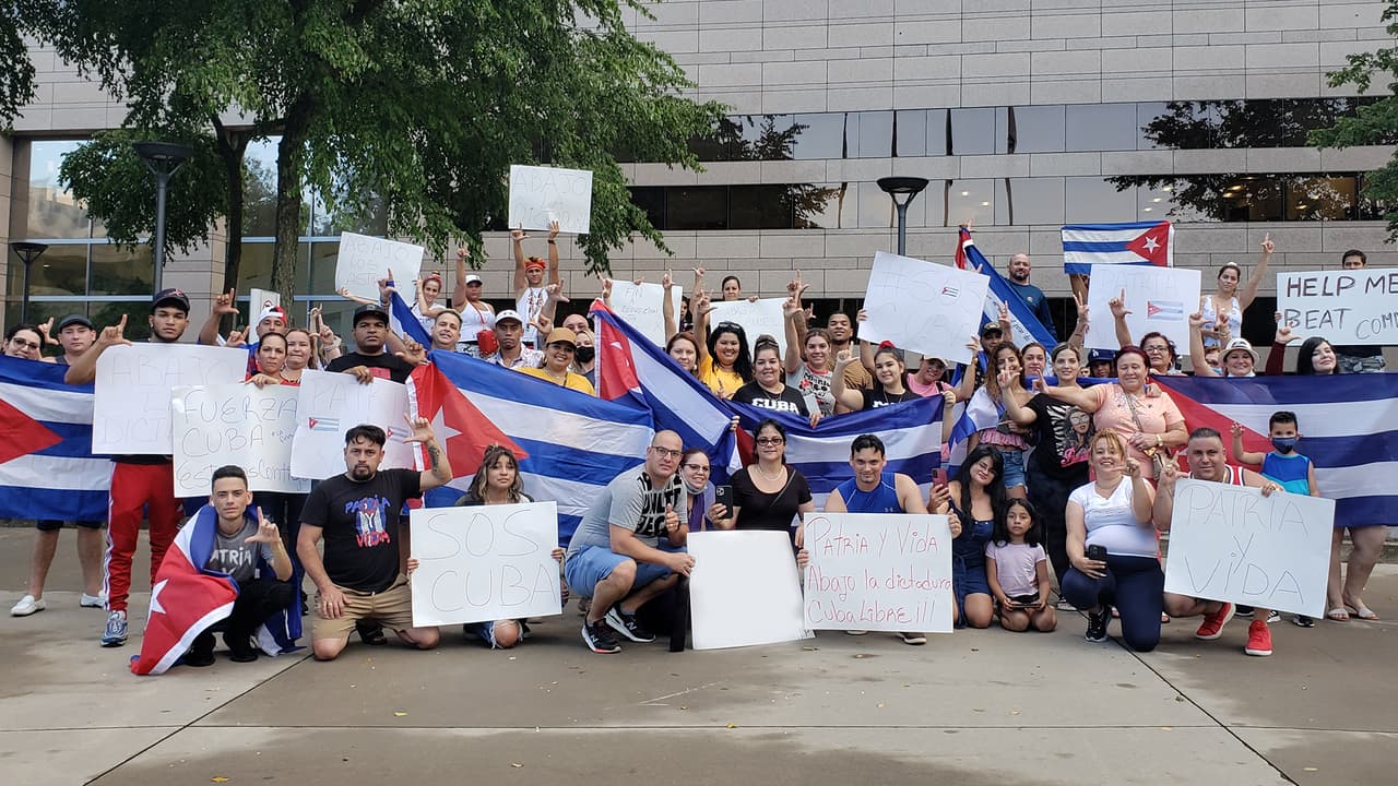 Exilio cubano toma las calles de Charlotte al grito de "abajo la dictadura" y "libertad"