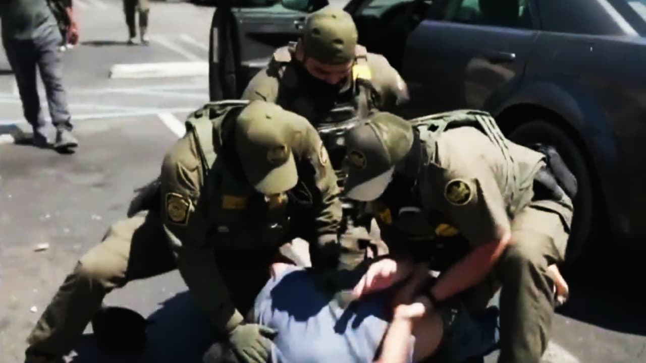 El temor a las redadas de ICE podría alterar la rutina, salud mental y vida laboral de hispanos en EEUU, analiza experta