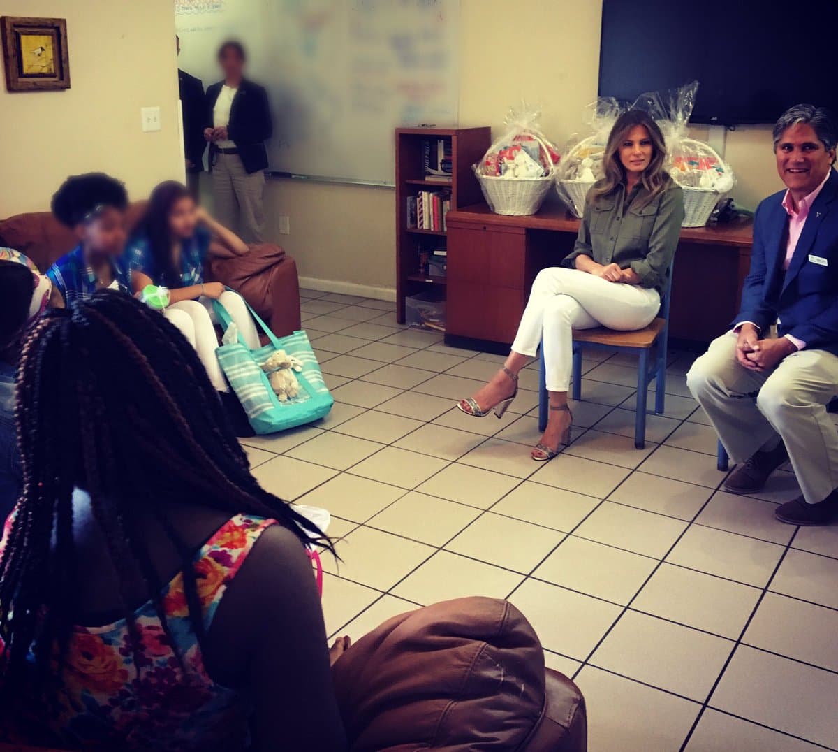 <b>Look total </b>(sin la camisa y el pantalón, solo las sandalias):
<b> $1,150</b>
<br>
<br>
<b>Abril 14:</b> Aunque a los fotoógrafos de las grandes agencias se les escapó, Melania apareció sorpresivamente en West Palm Beach para visitar a los niños de la fundación Home Safe, víctimas de abuso. Aunque la primera dama llegó con canastas llenas de regalos y comida, pocos pudieron desapegar sus ojos de las costosas sandalias que llevaba de 
<b>Rene Caovilla</b>, de 
<b><a href="http://www.neimanmarcus.com/Rene-Caovilla-Strass-Karung-Embellished-Sandal/prod198433871/p.prod?ecid=NMAF__ShopStyle+(POPSUGAR)">$1,150.</a></b>
<br>