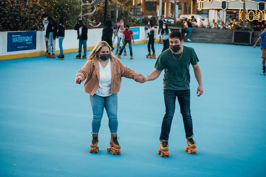 La entrada a Blue Cross RiverRink Summerfest es gratuita y está abierta al público. El patinaje sobre ruedas, el minigolf, los juegos, las atracciones y las concesiones son de pago por uso.