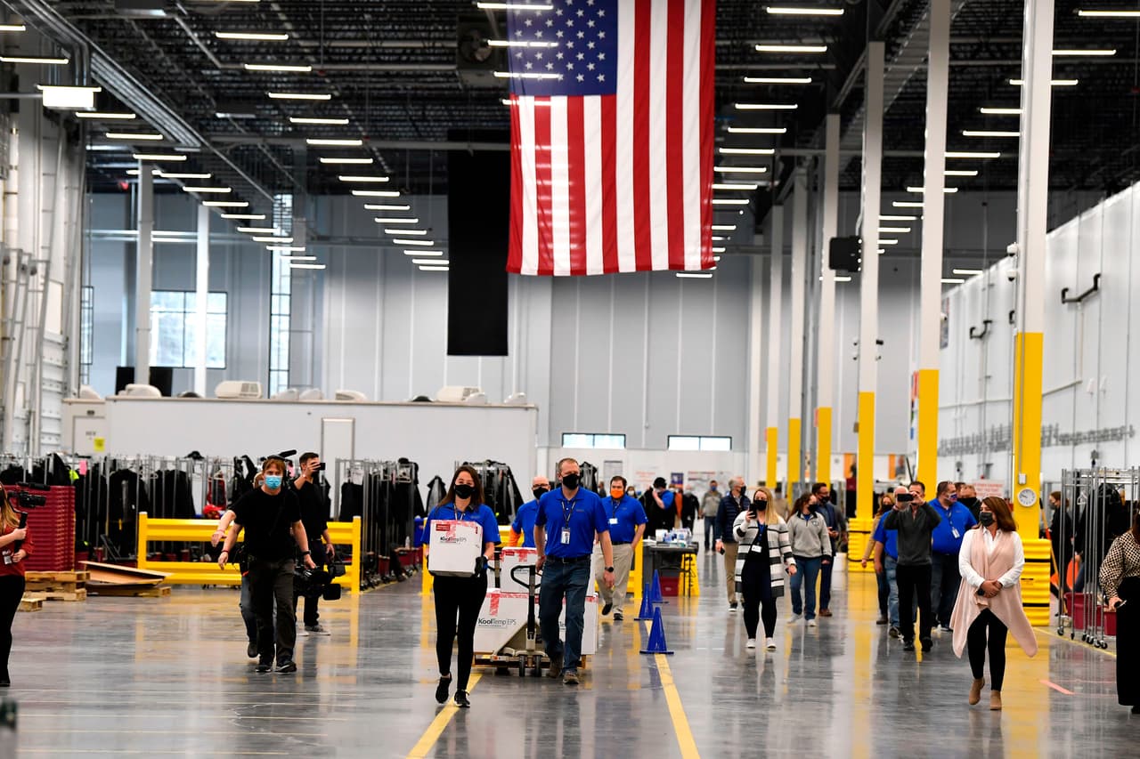 Las primeras cajas de la vacuna de Johnson & Johnson contra el
<a href="https://www.univision.com/temas/covid-19-enfermedad">covid-19</a> fueron transportadas para su envío a las instalaciones de McKesson en Shepherdsville, Kentucky, el 1 de marzo de 2021. La farmacéutica se ha comprometido con el gobierno de Estados Unidos a producir 20 millones de dosis a finales del mes de marzo.