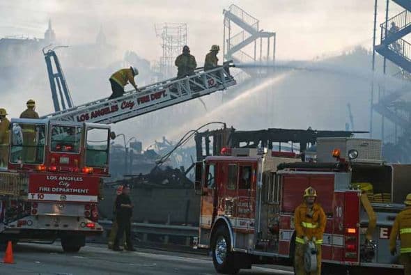 Un incendio de proporciones inició la jornada para los cuerpos de bomberos del Condado de Los Ángeles. Detalles de este reporte aquí
