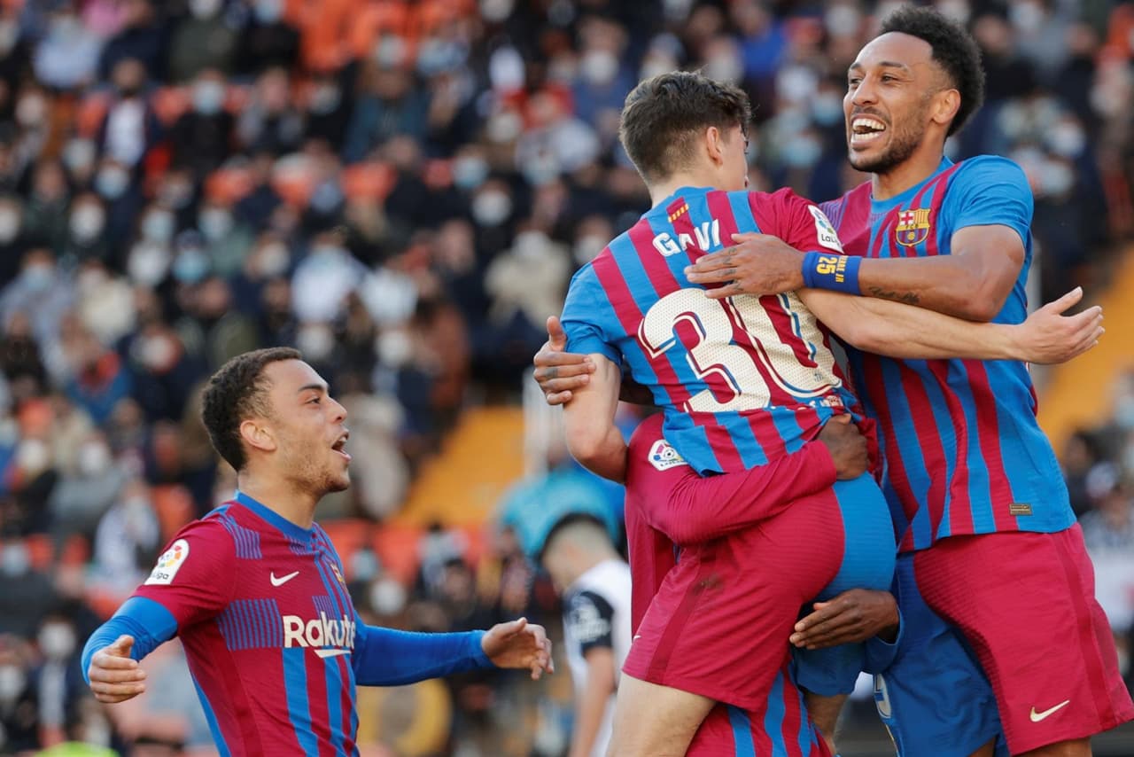 Barcelona golea a Valencia 4-1 durante la J25 en La Liga. Pierre Emerick Aubameyang se lució en su primer partido con la escuadra culé y anotó doblete, Frenkie de Jong sumó uno al 32' y Pedri, con golazo, hizo el cuarto gol de la tarde al 63'. Para el contrario descontó Carlos Soler al 52'.