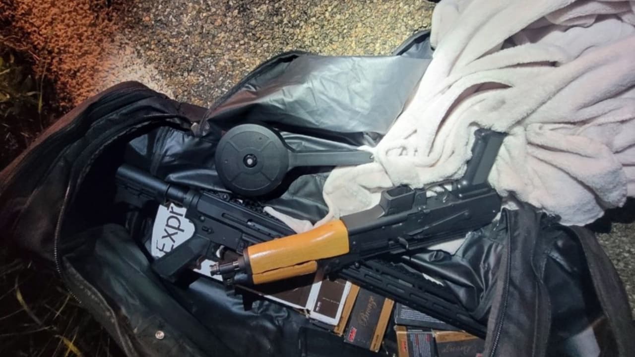 Encuentran una AR-15 y NAK-9 con 300 rondas de municiones en un maletín abandonado en la frontera 