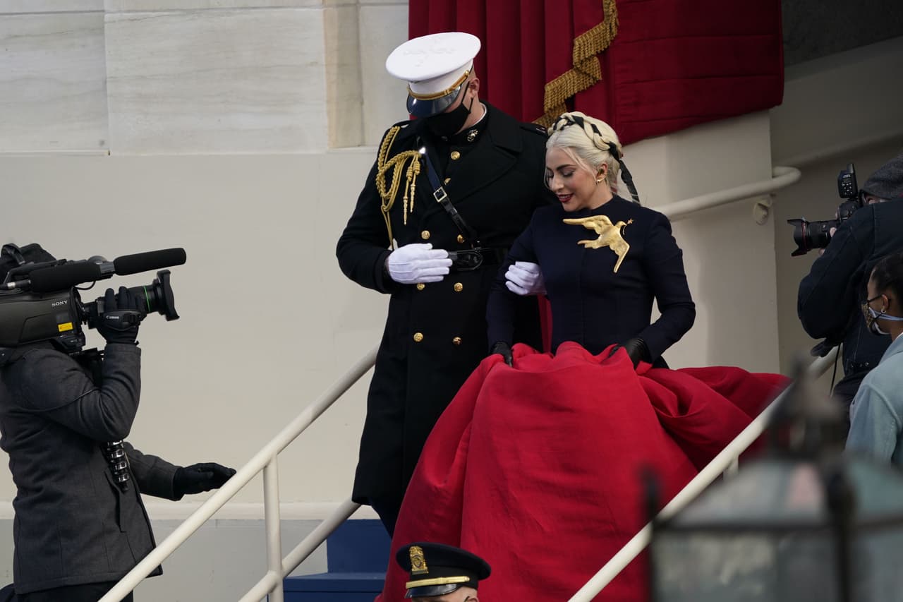 El creador del atuendo, el primer estadounidense en liderar una casa de alta costura francesa, señaló: "Como estadounidense que vive en París, este conjunto es una carta de amor al país que extraño tanto y a una artista cuyo arte he admirado durante tanto tiempo. Maison Schiaparelli tiene el honor de tener esta oportunidad de vestir a la icónica Lady Gaga en este histórico día de Inauguración. Dios bendiga a Lady Gaga y Dios bendiga a América".