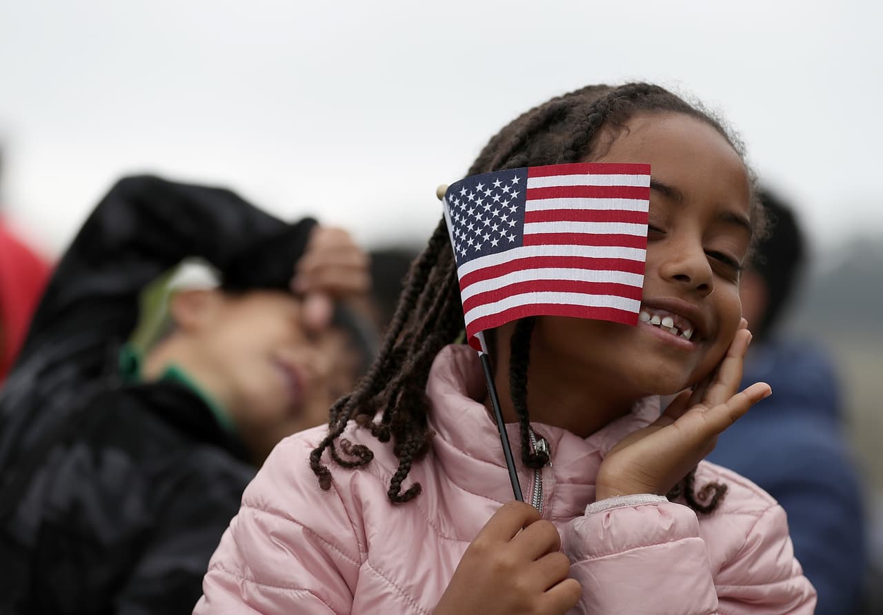 Sophia Biniam, de 7 años, sostiene la bandera estadounidense.