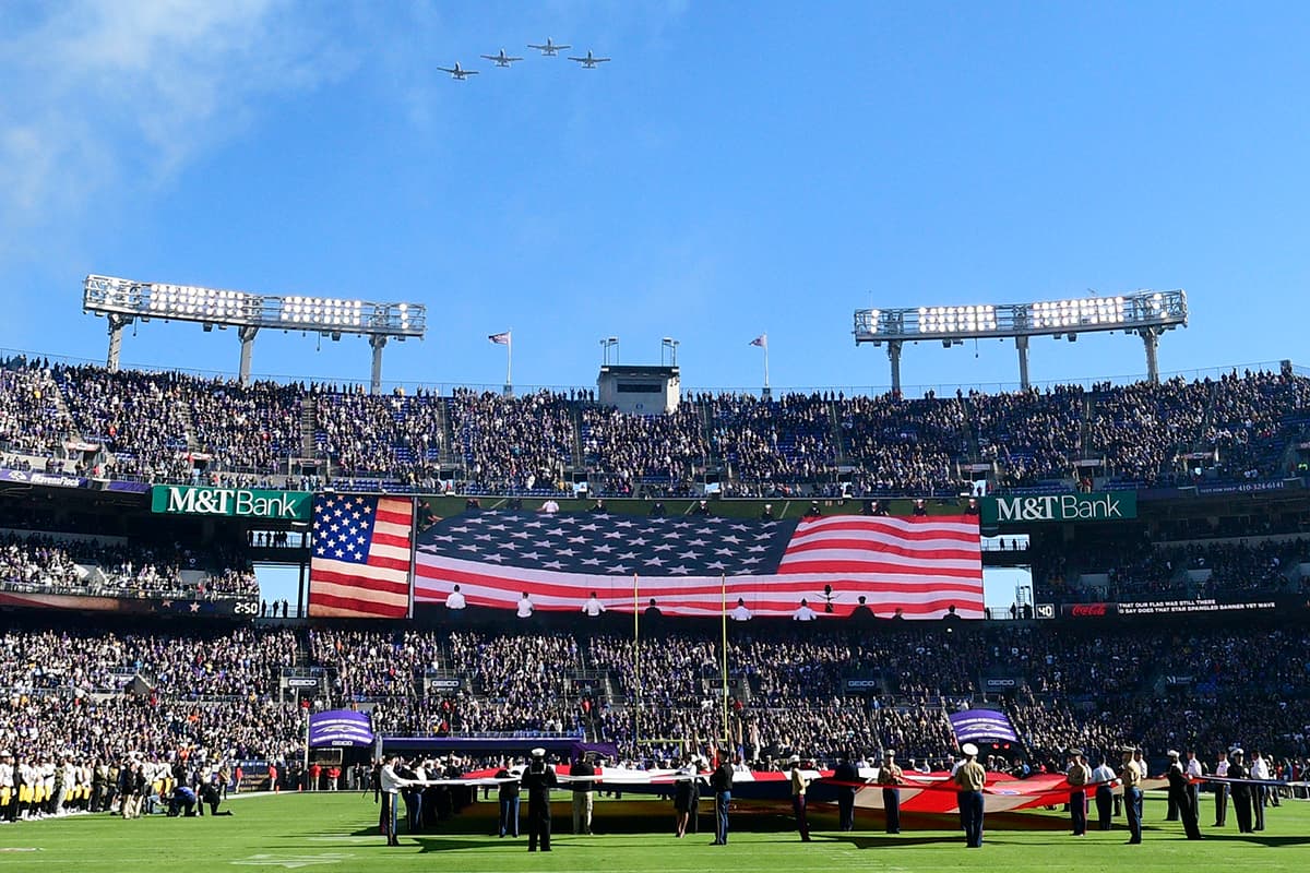 Durante el protocolo previo al juego entre Pittsburgh Steelers y Baltimore Ravens se hizo un minuto de silencio en recuerdo de las víctimas.