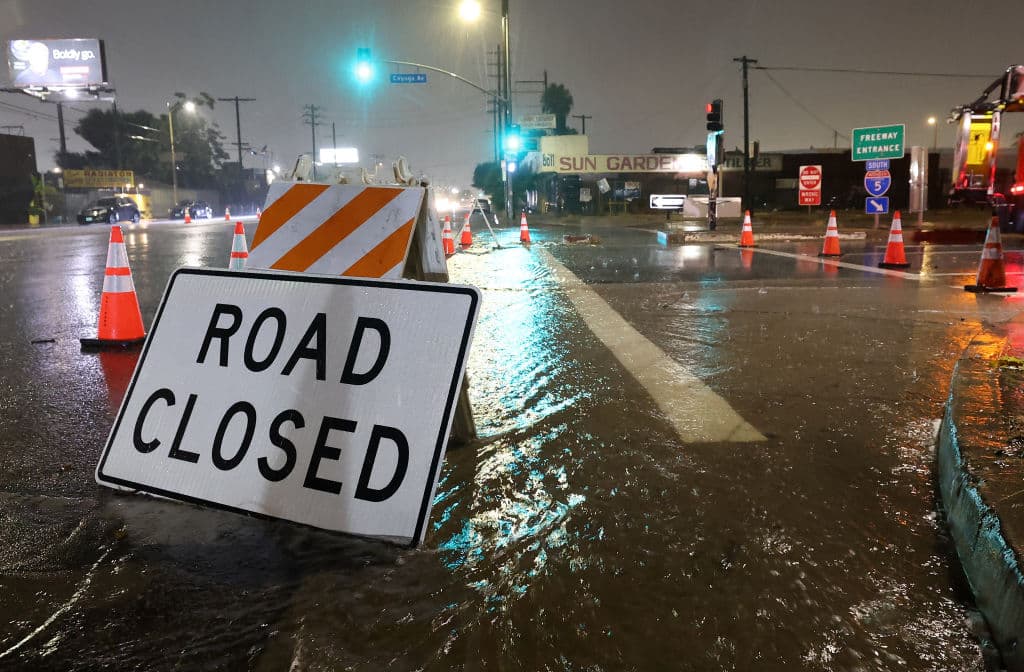 Cerraron un tramo del Golden State Freeway, en Sun Valley, pues fueron varios los autos atrapados por la inundación.