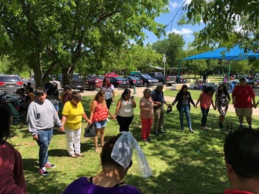 Las oraciones no faltaron durante muchas de las reuniones familiares de este Día de Pascua.