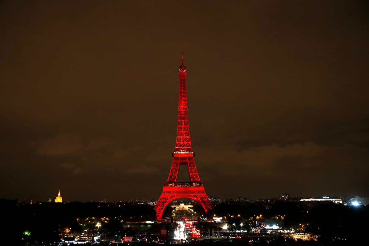 Para cada ocasión especial y relevante, la Torre Eiffel se ilumina, se engalana o, también, se apaga. En este caso, se iluminó en honor a la visita a París del príncipe heredero Naruhito, descendiente del emperador de Japón, el jueves 13 de septiembre de 2018. El
<b><a href="https://www.toureiffel.paris/en/the-monument/history" target="_blank">sitio oficial</a></b> de la Torre dice que tiene 18,038 piezas metálicas y que en la obra trabajaron 50 ingenieros y diseñadores, y 150 trabajadores fabricando las partes y entre 150 y 300 en la obra en sí.
<br>