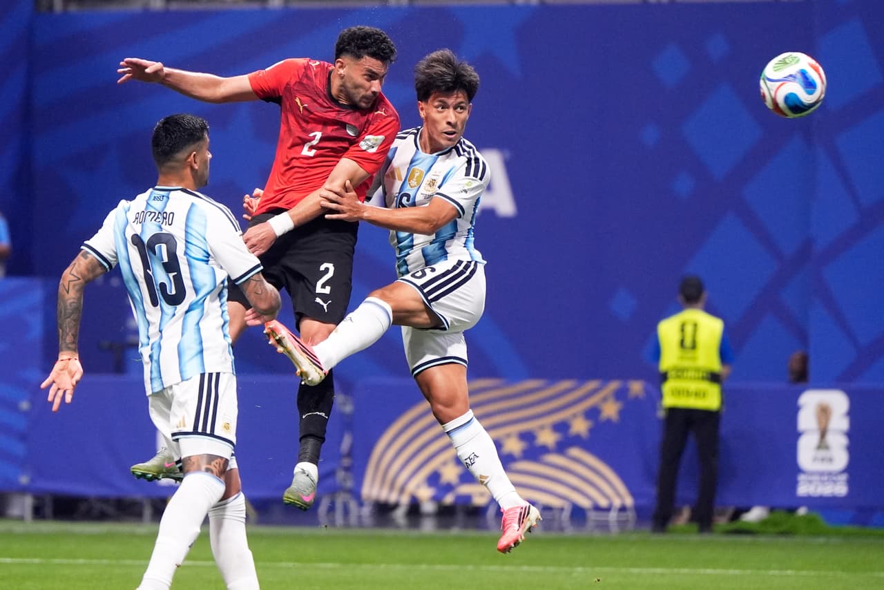 Yasser Ibrahim (2) de Egipto anota el primer gol de su equipo durante el partido de octavos de final de la Copa Mundial de Fútbol entre Argentina y Egipto en Atlanta, el martes 7 de julio de 2026.