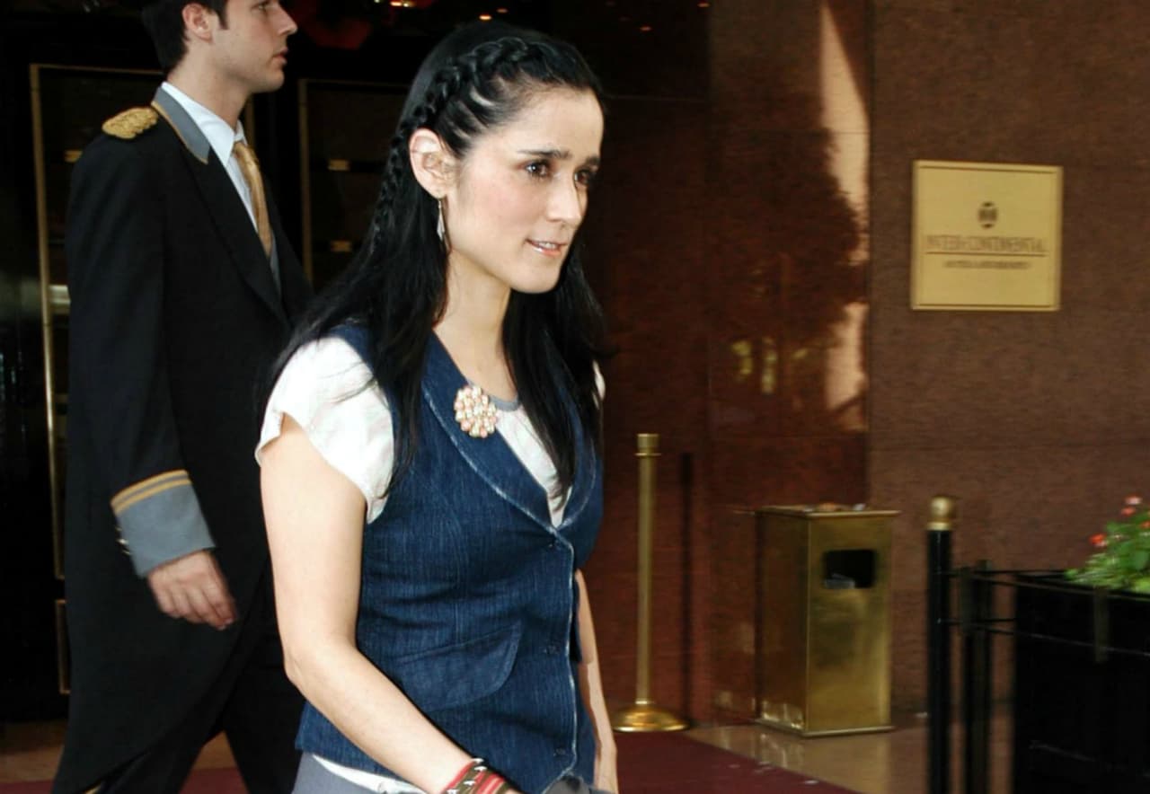 Julieta Venegas se ha destacado por un look sencillo y su cabello siempre ha llevado su color natural, pero eso no la aleja de esta lista en la que también la hemos visto con trenzas discretas, muy en su estilo.
