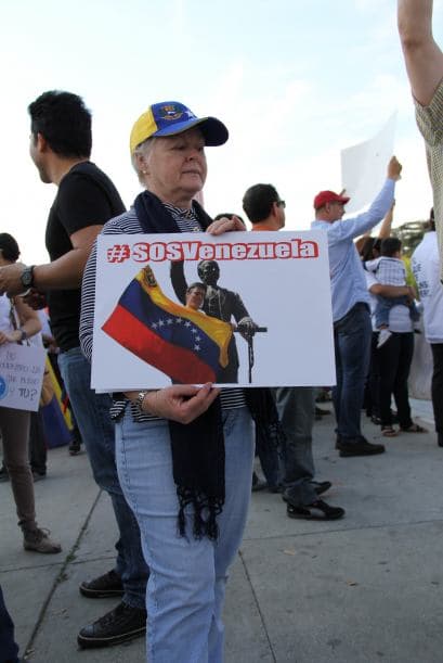 Pese a las distancias y tráfico característico de Los Ángeles, cientos de Venezolanos se unieron a la campaña mundial #SOSVenezuela para apoyar a todo el pueblo venezolano tras 10 días de protestas continuas en dicho país. A la manifestación se unieron guatemaltecos, peruanos, brasileños, libaneses, americanos y muchas otras nacionalidades que hacen vida en la Cosmopolita ciudad del oeste del país. Consignas, cantos y la familiaridad característica venezolana recibieron apoyo de los transeúntes en los alrededores del edificio Federal ubicado en la avenida Wilshire.
