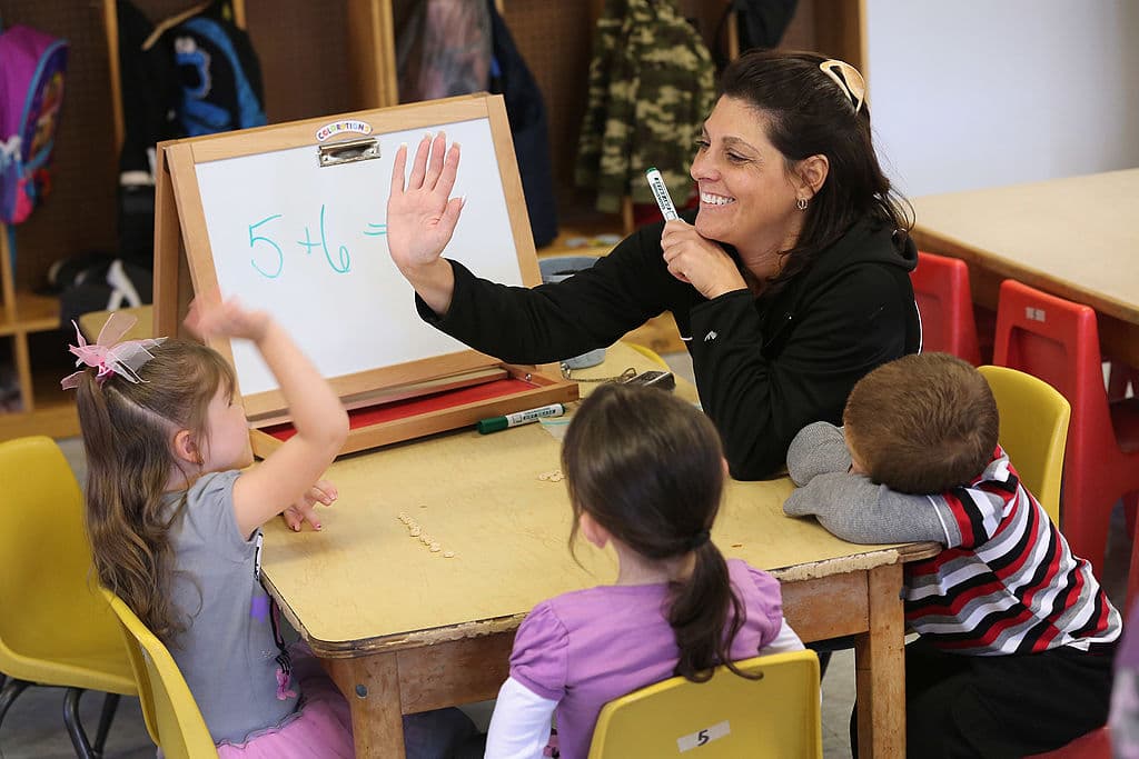 Teacher Denise Severing congratulates a child during a math lesson at the federally-funded Head Start school on September 20, 2012 in Woodbourne, New York (arquive)
