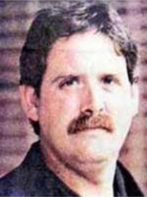 Según el FBI, Lorrie John Trites es buscado por supuestamente hacer grabaciones de video y voz de varias mujeres mientras se cambiaban de ropa en el baño del centro acuático de una universidad en Lancaster, Pennsylvania. Esto ocurrió entre diciembre de 1997 y febrero de 1998, mientras que Trites era el entrenador en jefe de natación del colegio. Las autoridades creen que Trites tiene vínculos con Nuevo México, Nuevo Hampshire, Nueva Jersey, Connecticut, Massachusetts, Florida, Canadá, Trinidad y las Bahamas.