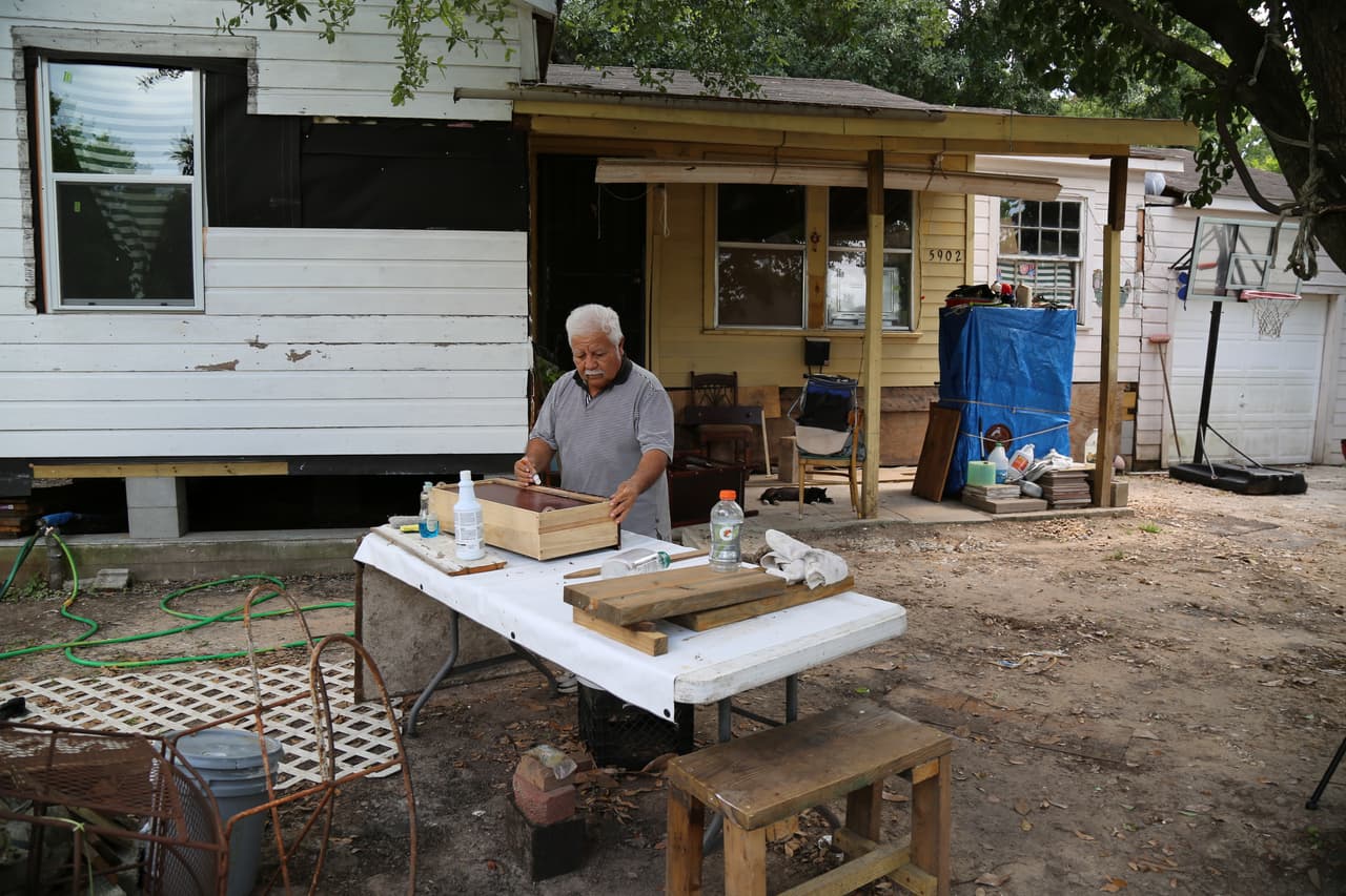 Guadalupe Rivier sigue haciendo trabajos de reparación en su vivienda en Kashmere Gardens, al noreste de Houston.
