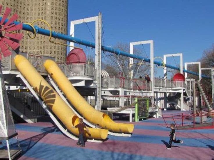 New York Hall of Science: Una visita a este complejo permite entrar por la puerta grande al mundo mágico de la ciencia, biología y física. Hay actividades para chicos de 1 a 17 años, que incluyen un recorrido a un parque de cohetes (de verdad), un mini-golf y el playground científico, la más reciente atracción del museo.