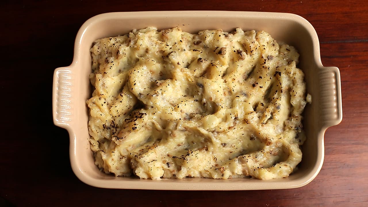 8. Refrigera aderezos, gelatinas y alimentos fríos hasta el último momento antes de servirlos. Si un alimento está por dos horas o más a la intemperie ya no es seguro consumirlo. Por la salud de tus familiares y amigos, es mejor descartarlo.