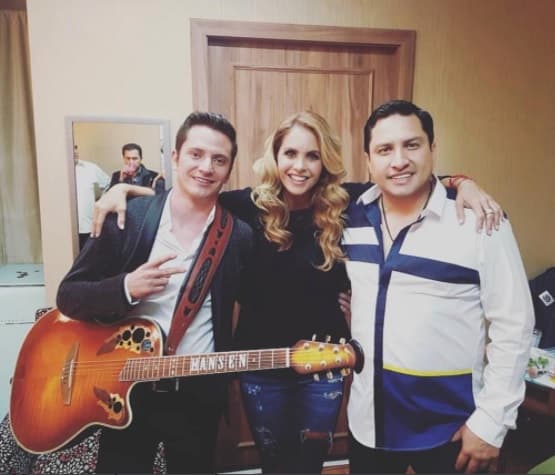 En backstage, Lucero se tomó una foto con sus amigos Julión Álvarez y el cantante Hansel Flores.