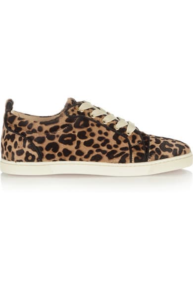 Animal print: Con una silueta estilo retro, los tenis con un estampado de leopardo de Christian Louboutin son perfectos para llevar con leggings o jeans en color negro. Son los más formales de los estilos y puedes incluso atreverte a llevarlos con otras texturas disonantes.