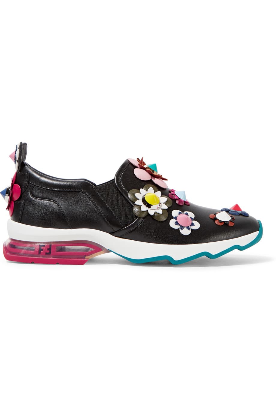 Objeto de deseo: Probablemente los tenis de Fendi sean uno de los más deseados de la temporada gracias a sus aplicaciones de flores y pirámides en diferentes colores, que pertenecen a la colección “Flowerland”. Una prueba más de que los tenis se convierten en objetos raros y muy sofisticados dignos de llevarse con los más caros atuendos.