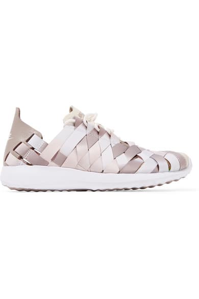 Comodidad absoluta: Increíblemente ligeros y transpirables son los “Juvenate” de Nike. Hechos de piel tejida, estos tenis se ponen fácilmente y combinan con todo, son un nuevo básico de armario.