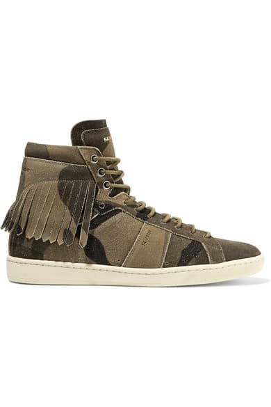 Fusión ideal: Esta temporada Saint Laurent mezcló dos de las más grandes tendencias: los flecos y el estampado militar. Estos botines, al ser altos, van idealmente con mini-vestidos florales con tonos que le contrasten.