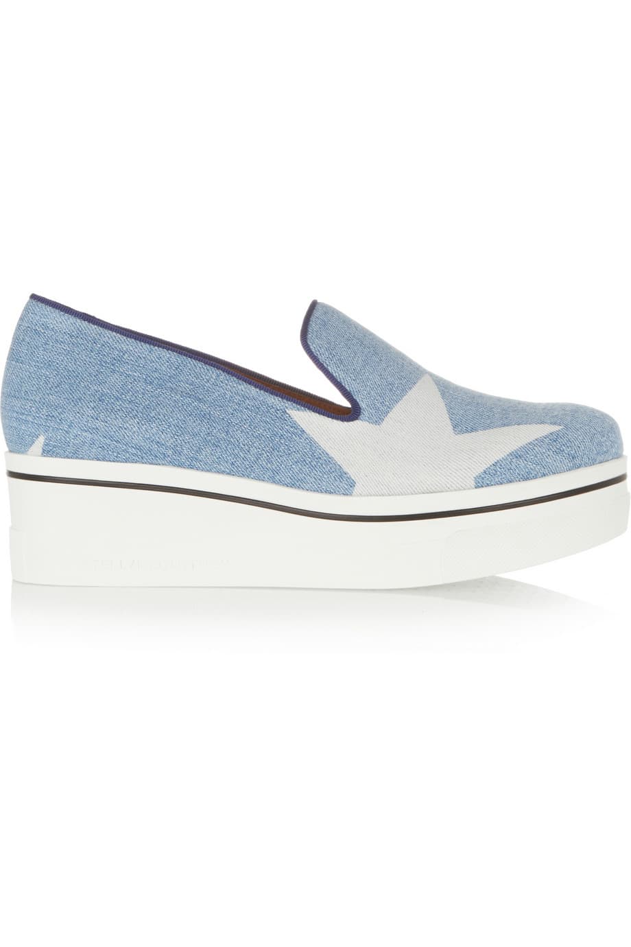 Dénim: Las plataformas insignia de Stella McCartney se visten de mezclilla con estampado de estrellas para esta temporada. La plataforma te aumentará unos centímetros de estatura sin sacrificar tu comodidad ni tu estilo.