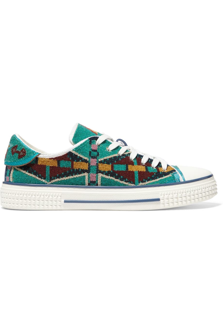 Toque bohemio: Los tenis de la colección Resort ’16 de Valentino protagonizan un exceso de estampados y gráficos eclécticos. Cada figura está adornada con chaquiras en tono mostaza, chocolate y verde menta..