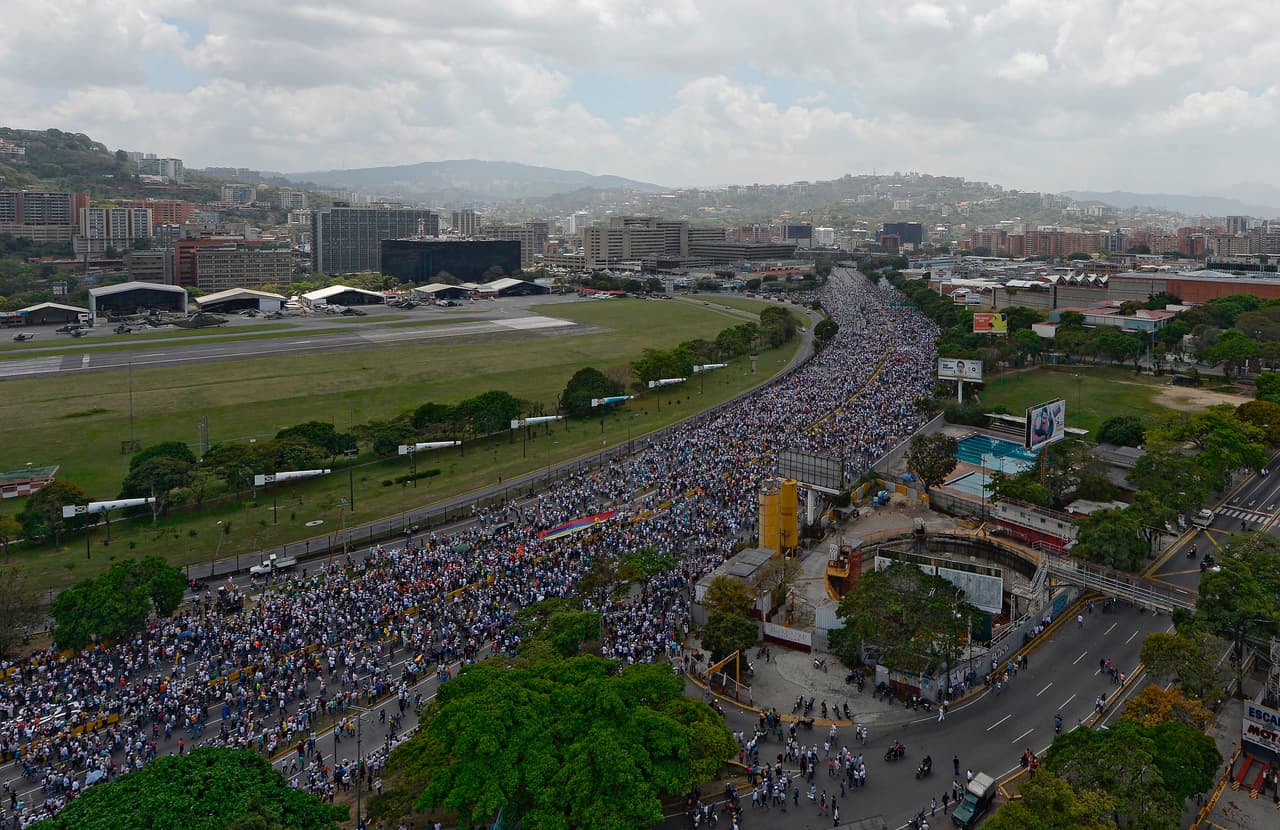 Decenas de miles de manifestantes opositores se concentraron en la autopista principal de Caracas, que comunica el este con el oeste de la capital.