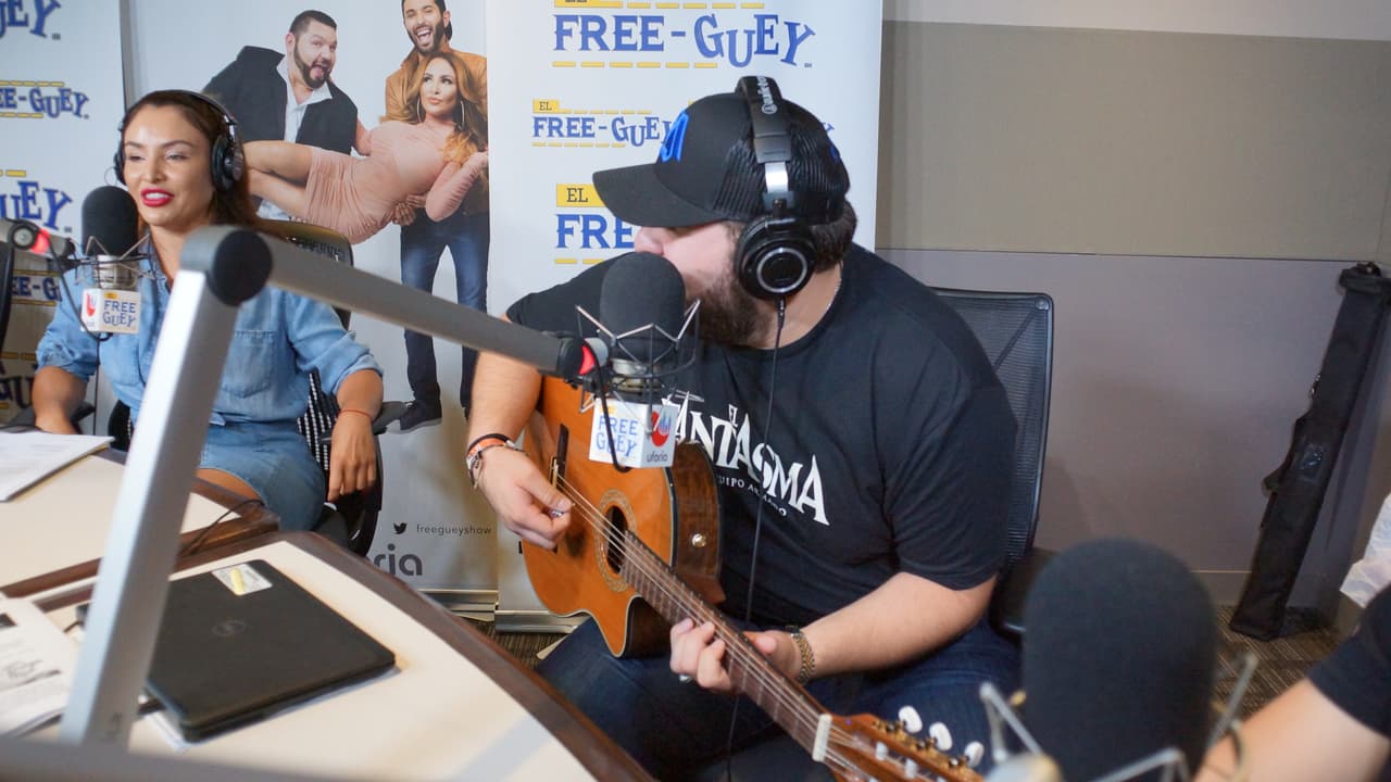 Sin pelos ni tapujos, El Fantasma se metió al Free-guey show y hasta acabó con la piñata de La Bronca.
