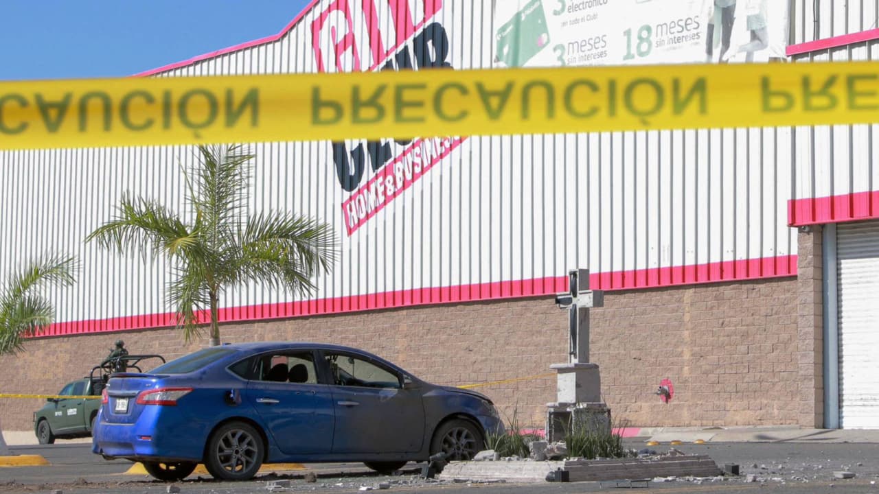 Vandalizaron el cenotafio, memorial, de hijo de 'El Chapo' Guzmán, ubicado en el estacionamiento de un centro comercial de Culiacán. (Photo by Ivan MEDINA / AFP) (Photo by IVAN MEDINA/AFP via Getty Images)