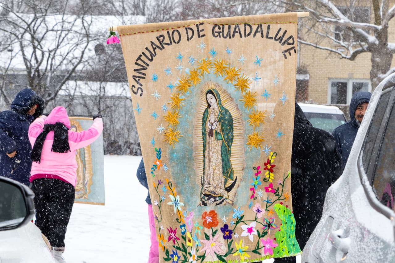 Las peregrinaciones en honor a la
<b><a href="https://www.univision.com/local/chicago-wgbo/mananitas-virgen-guadalupe-2025-cerrito-tepeyac-des-plaines-illinois" target="_blank">Virgen de Guadalupe</a></b> comenzaron este fin de semana en Chicago, y ni la nieve ni las heladas temperaturas que decenas de fieles salieran a las calles para agradecer, pedir favores o simplemente
<b>caminar con fe y esperanza hacia la “Morenita”.</b>