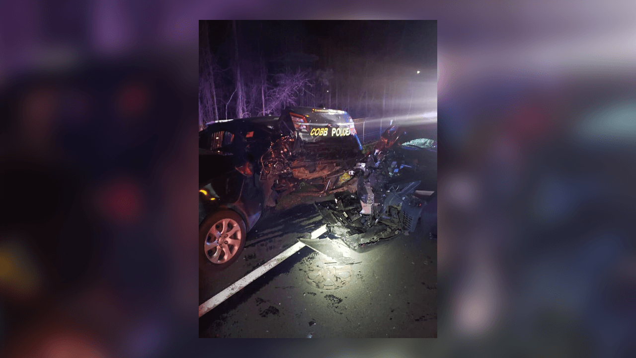 Así quedó la patrulla de un oficial de la Policía de Cobb luego de que fuera impactada por la parte trasera por otro vehículo durante una parada de tránsito en la South Cobb Drive en Barclay Circle.