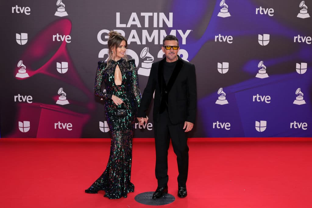 El actor internacional, Antonio Banderas, llegó a la premiación de la mano de su pareja, Nicole Kimpel.