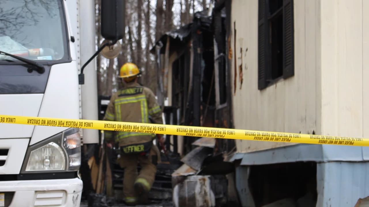 <a href="https://www.univision.com/local/atlanta-wuvg/eran-mi-orgullo-y-alegria-una-madre-hispana-y-sus-tres-hijas-mueren-en-incendio-de-su-casa-mientras-dormian">Según el reporte del siniestro, los bomberos sacaron a dos niñas del fuego</a> y regresaron adentro donde encontraron a una tercera niña y a su madre adentro.