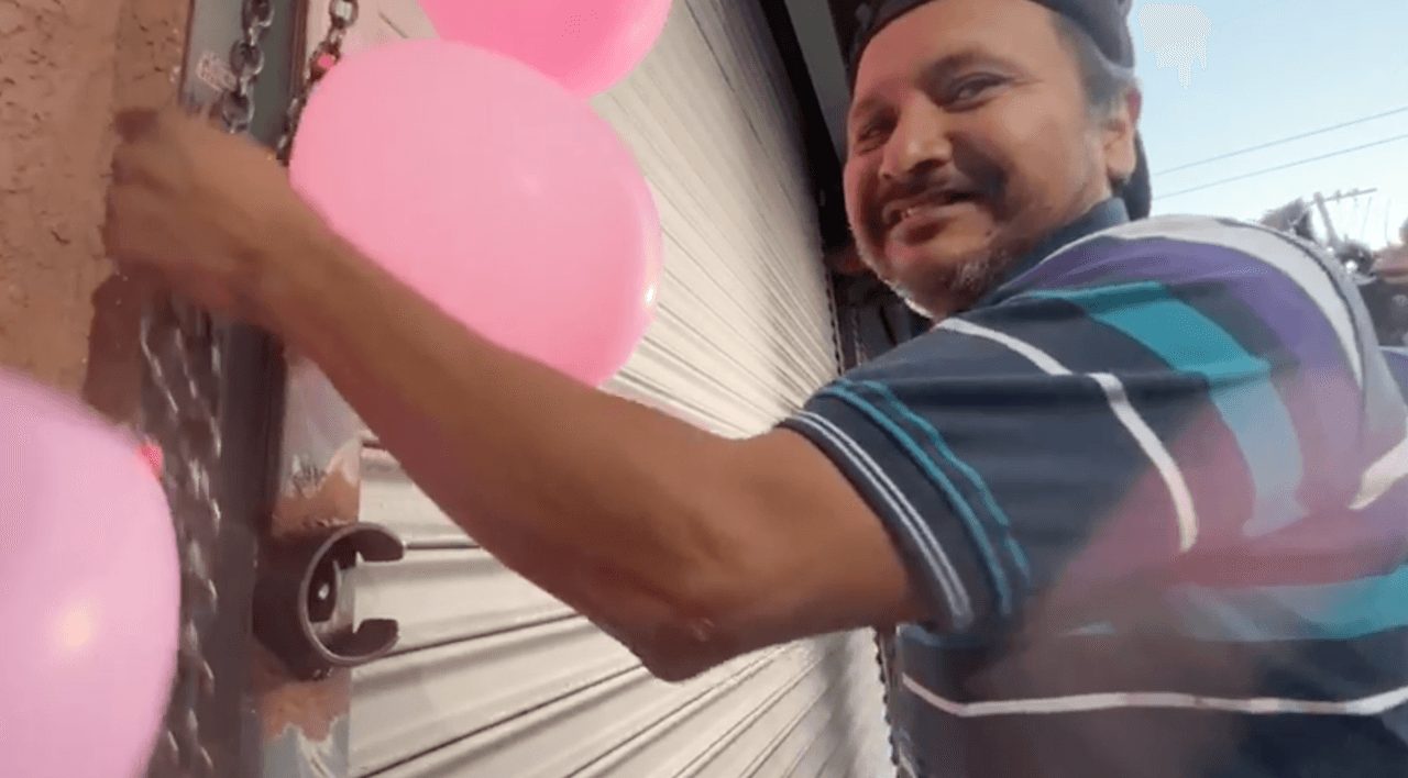 <b>Nabor Herrera</b> no ocultaba su felicidad este jueves 20 de julio tras saber que
<b>en su negocio se vendió</b> el
<b><a href="https://www.univision.com/local/los-angeles-kmex/powerball-premio-mayor-1-000-millones-cae-los-angeles" target="_blank">boleto ganador de los $1,000 millones del Powerball</a></b>.