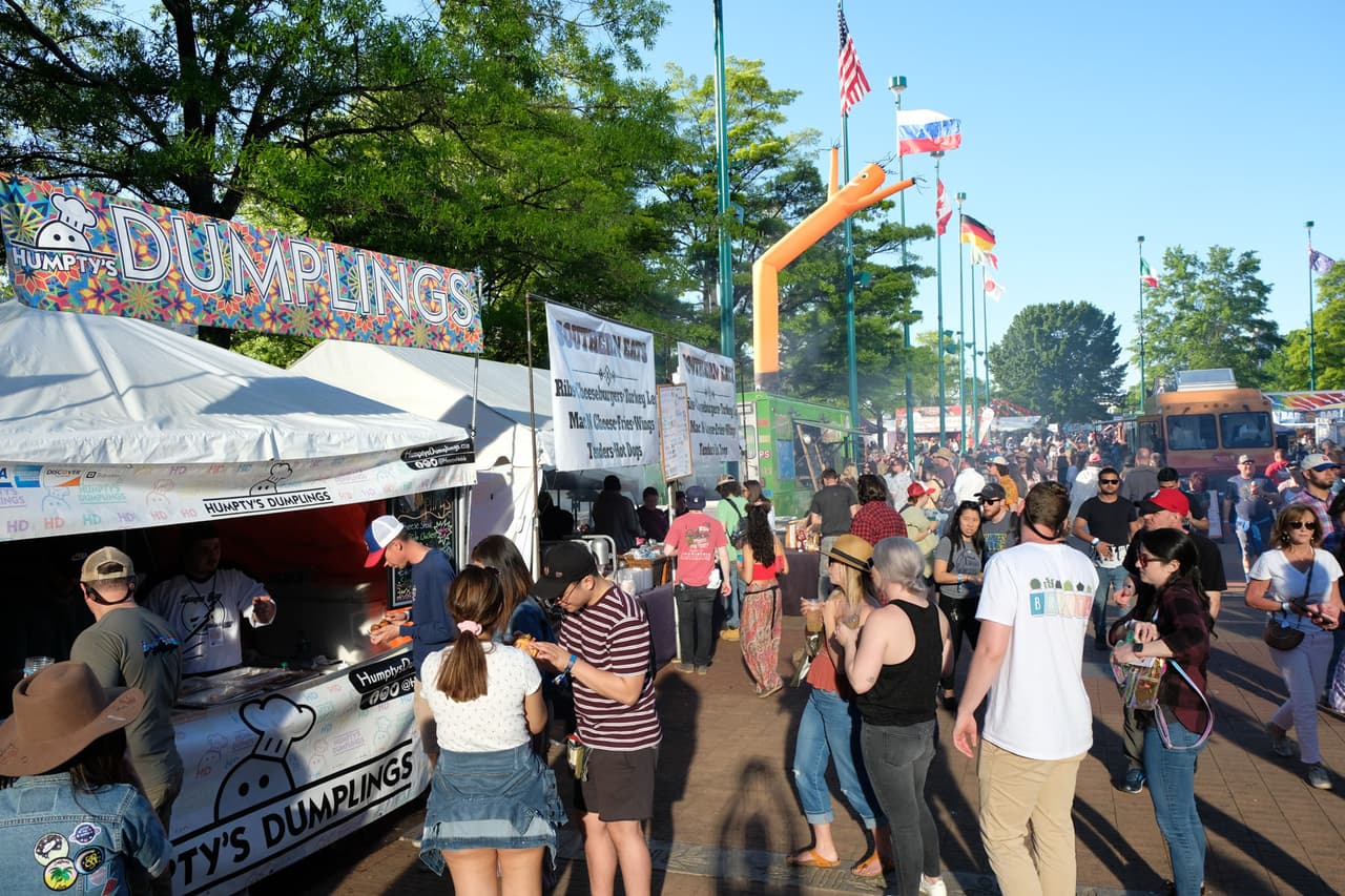 También habrá un mercado local de artesanías y artistas, una estación de camiones de comida, Planet 420 ambiental y aldea sin fines de lucro y una carrera 5k.