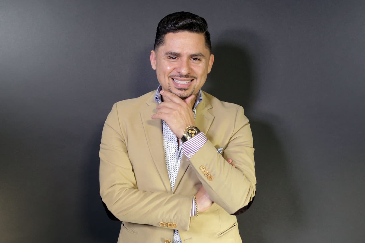 Larry Hernández no teme compartir la vida con sus hijos en redes sociales 